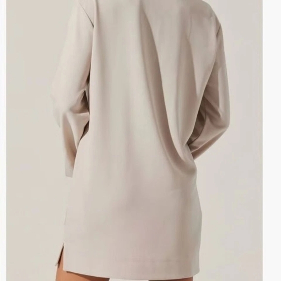 NWT Astr Tan Collar Long Sleeve Shift Dress Size M - Picture 2 of 9